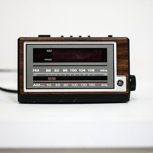 Vintage table clock GE GENERAL ELECTRIC / works / Am/fm Radio Alarm Clock